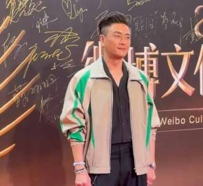 胡杏儿现任与旧爱世纪同框，李乘德主动挥手，黄宗泽热情拥抱，留下胡杏儿呆愣在原地