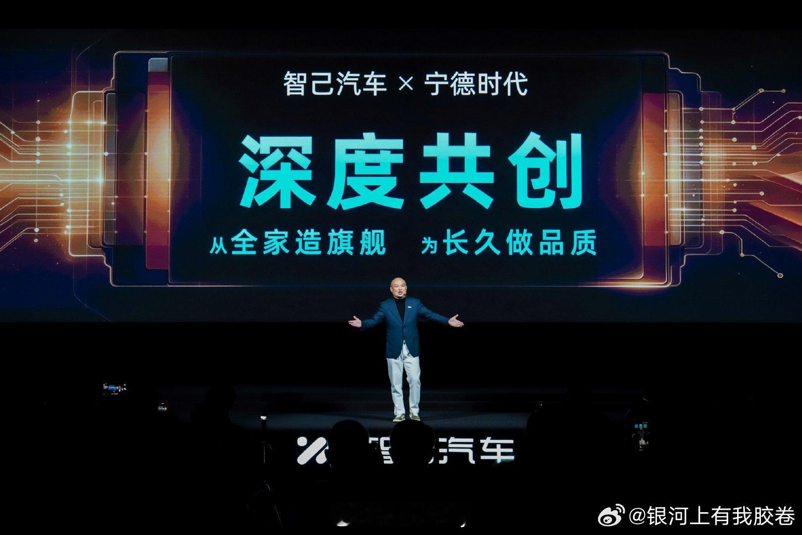 智己 LS8 NEO，24.98 万起，价格背后有啥实力？

今年新车太多，眼都花了，选车一定瞅仔细，宁德时代，全系标配，挺好挺好。

93 度、103 度两个版本，入门款也没缩水，800V 平台，15 分钟补 529 公里，服务区上个卫生间的功夫，出来就满血。

零下 20 度电量保有率 95%，北方朋友很刚需，百公里 15.2  ​