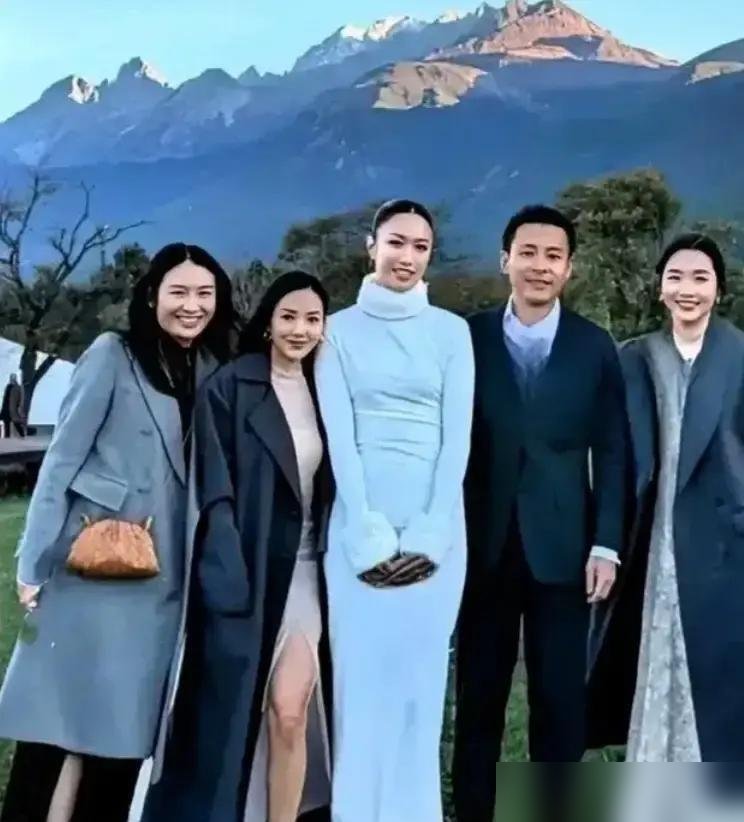 霍启仁结婚，花得还没普通人办酒席多。丽江雪山脚下一场户外婚礼，80来个亲友，完了。新娘是泰国华裔，叫Namfon，筹备一年，就为图个自在。他大哥霍启刚娶郭晶晶，世纪婚礼；他姐夫何猷君娶奚梦瑶，热搜刷屏。轮到老三，不搞排场，不请媒体，连亲爹霍震霆和离婚多年的朱玲玲都安安静静坐一块儿观礼。三兄弟，三种活