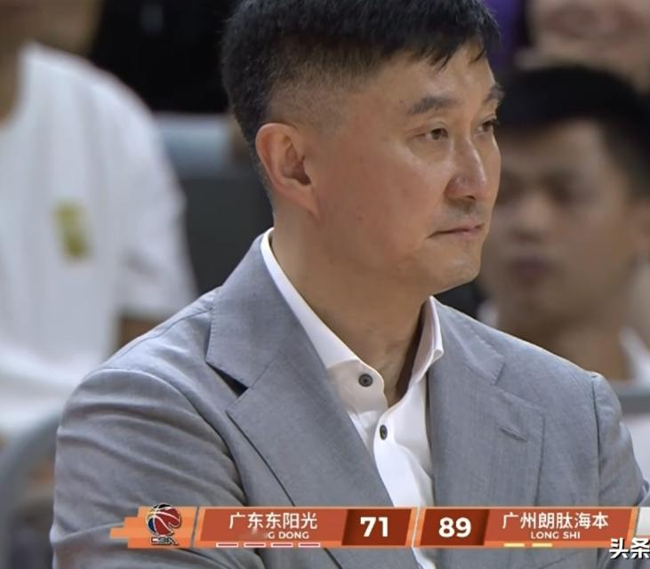 广东队输给广州队一战，又再现了浪投三分的一幕，奎因10投0中，胡明轩4...