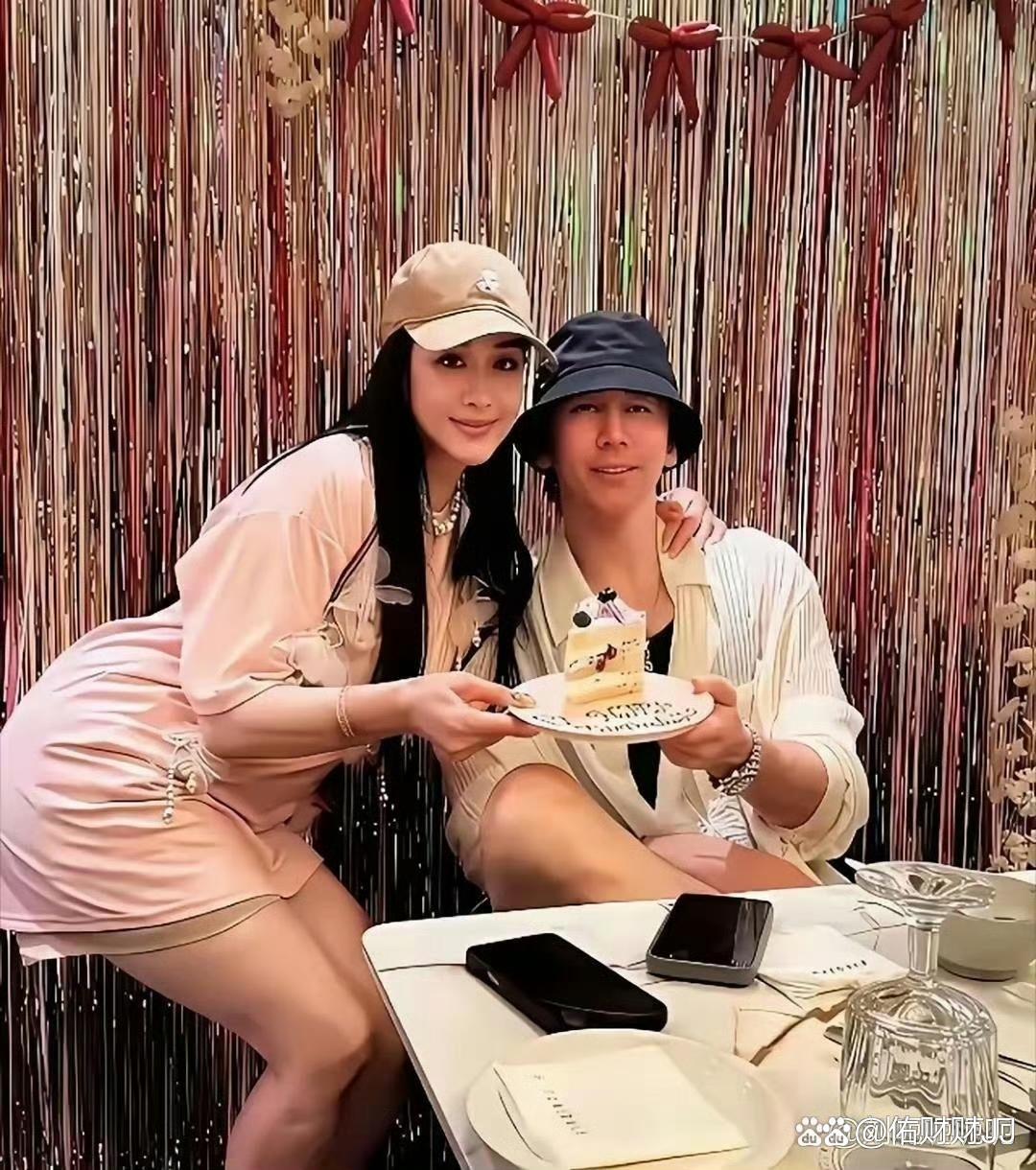 钟丽缇为小十岁的丈夫庆生！快要六十岁的她状态太惊艳，身材保持得十分能打，这般精气神属实让人羡慕不已 ​
