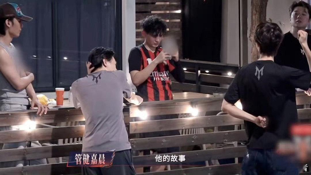 #王以太艾热教管健嘉晨说唱##艾热像导师考核管健嘉晨#
管健嘉晨这是什么神仙待遇✨在披哥喜提豪华说唱教学局，王以太艾热还有多位哥哥耐心陪练指导。艾热俨然化身考核导师，现场把关他的说唱表现，一群人倾囊相授，有这么强大的后盾，《醉拳》舞台出彩完全情理之中。#披荆斩棘# ​