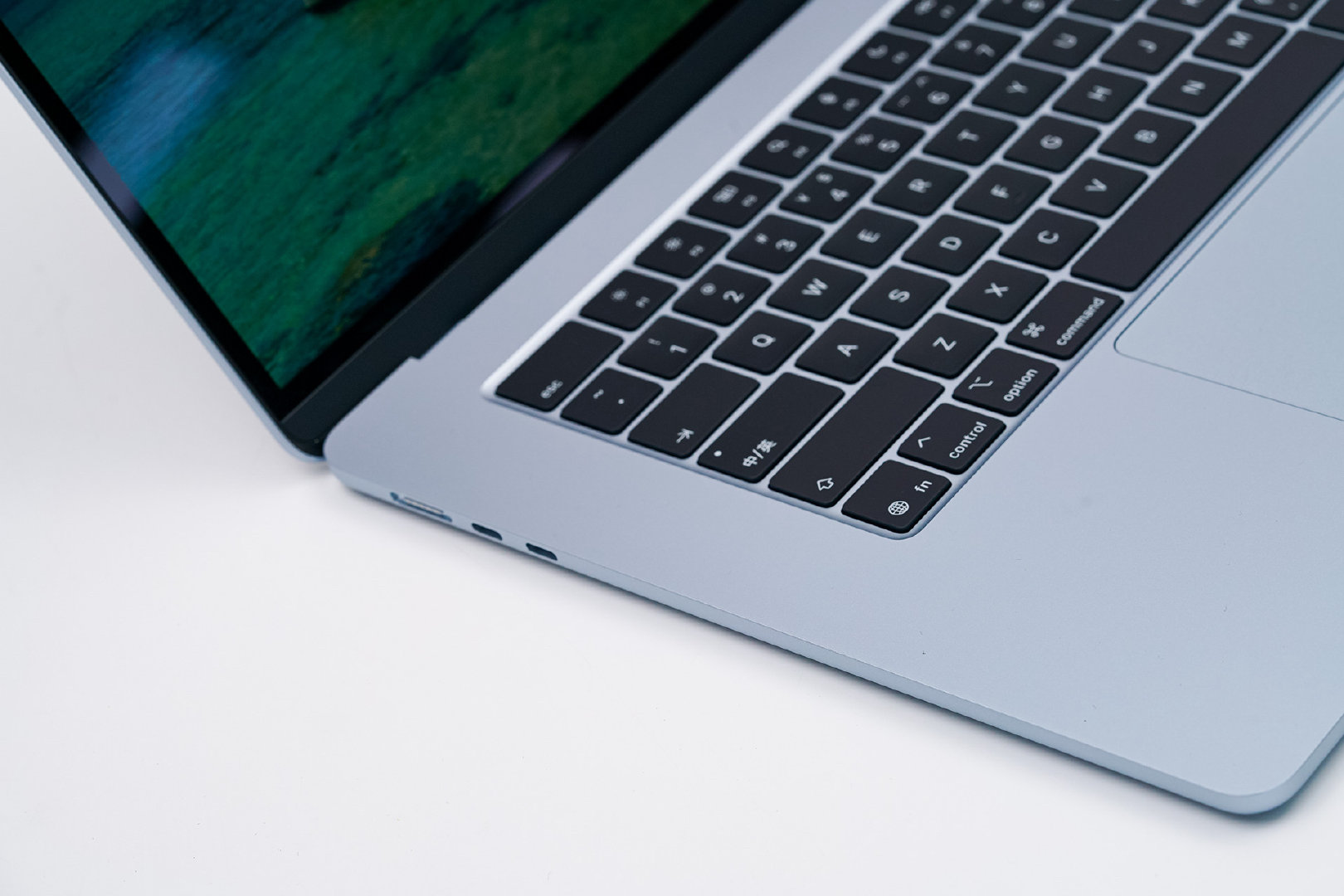 ##搞机兔的小基地[超话]# 国行99新 M5 MacBook Air 15.6英寸 MDVQ4，2026款，10核CPU+10核 GPU，16GB内存，512GB固态， 保修到2027年06月16日，电池100%循环3次，带充电器，8900 ​