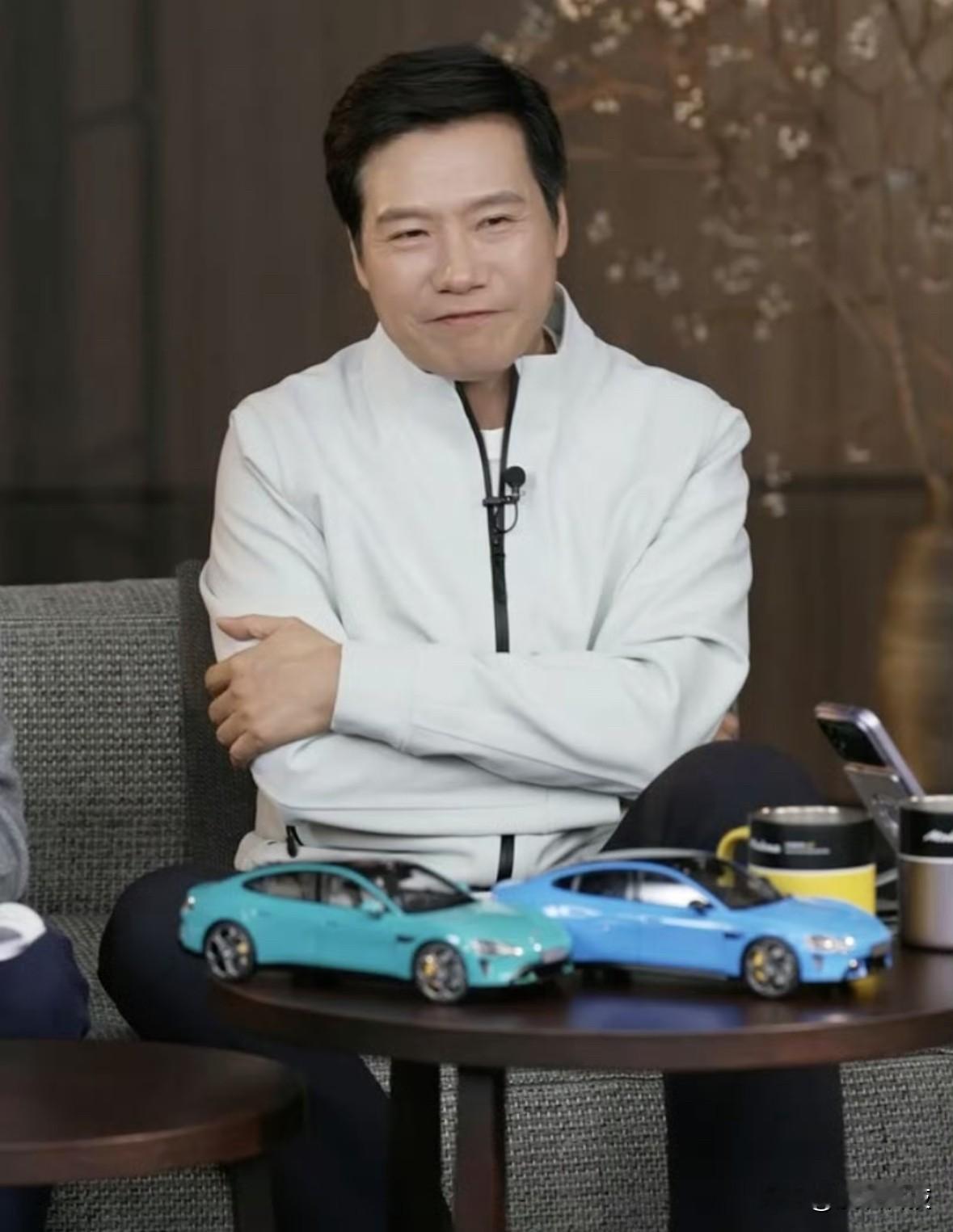 在今晚的直播中，雷军回应自己掉粉20多万：“确实是掉了，但其实也只是0...