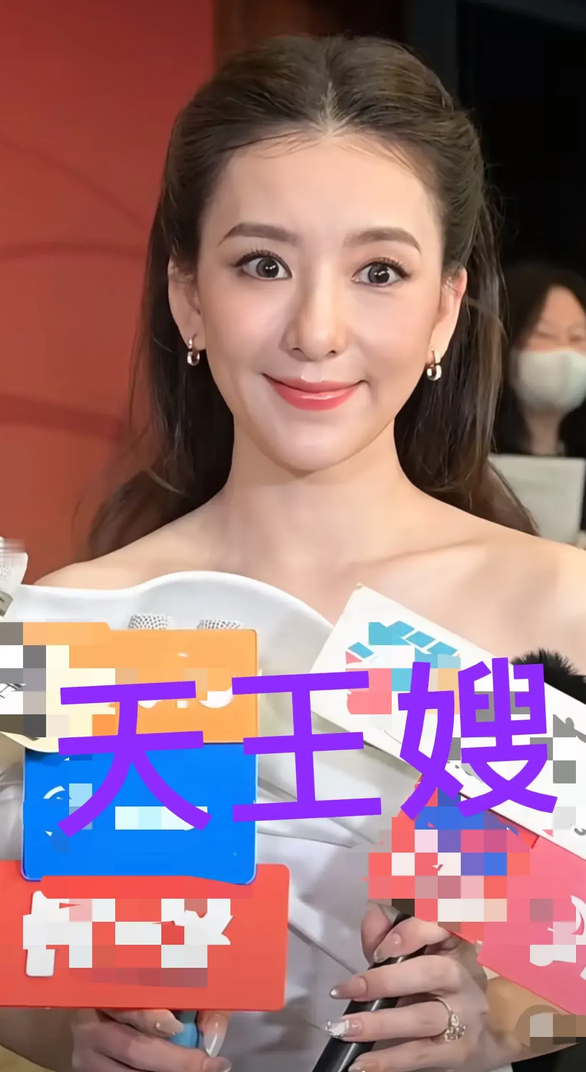 果然面相是骗不了人的你们看看天王嫂方媛。面对镜头接受采访时，明眼人都能看得出来，她更像是一个没有内在的精致花瓶。
 
不是想挑刺，是这次时装周的采访实在太尴尬了。
 
港媒全程粤语提问，方媛一脸茫然，完全听不懂，身后必须贴着一位翻译才能勉强接话。一个在香港生活近十年的人，面对本地媒体的基础采访，连问