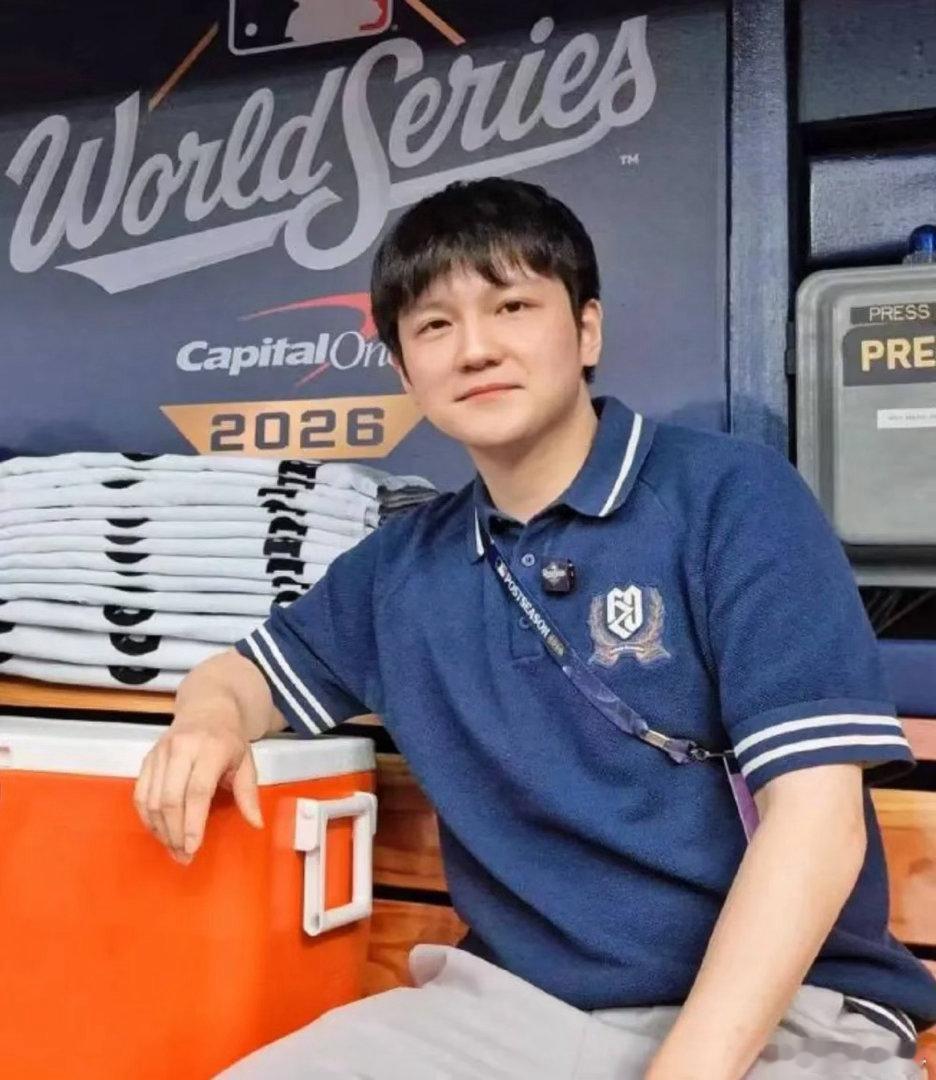 #樊振东坐进MLB解说席# 打乒乓的坐进棒球解说间，听着反差，聊的却是老理儿：越到关键越要收心，别被场面带跑。节奏攥在自己手里，手上才不慌，心里才不乱。 ​