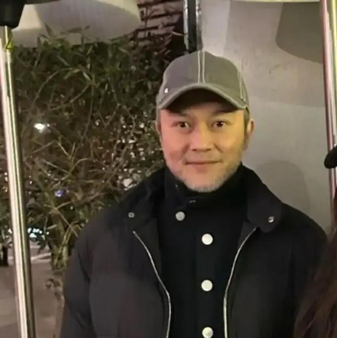 袁咏仪当着镜头对张智霖甩出“你的是我的，我的还是我的”，张智霖只能苦笑接一句“好像睡在敌人旁边”。这事真有，节目里张智霖自己爆的，问老婆有没有他不知道的房子，袁咏仪直接怼“关你什么事”。但后面那些进山拍戏、五千块储蓄卡、代购面膜扣两千、杀青宴洗碗一个月，翻遍了也找不到半个字。真实的部分是什么，张智霖