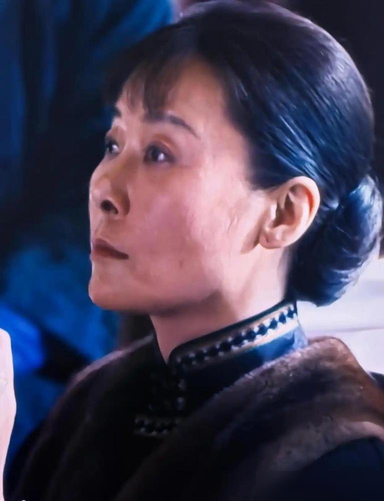 柯蓝演宋美龄，弹幕里一堆人喊“不像”，可越往后看越没人吭声了。
她没往脸上堆假睫毛，也没靠旗袍硬凹，就站着、走着、递个眼神，那股子拿捏人的劲儿全出来了。别人演的是“第一夫人”，她演的是个活人。
这姐们是真硬。年轻时查出强直性脊柱炎，疼起来要命，愣是没卖过惨。跟黄志忠好了这么多年，不结婚不生子，被