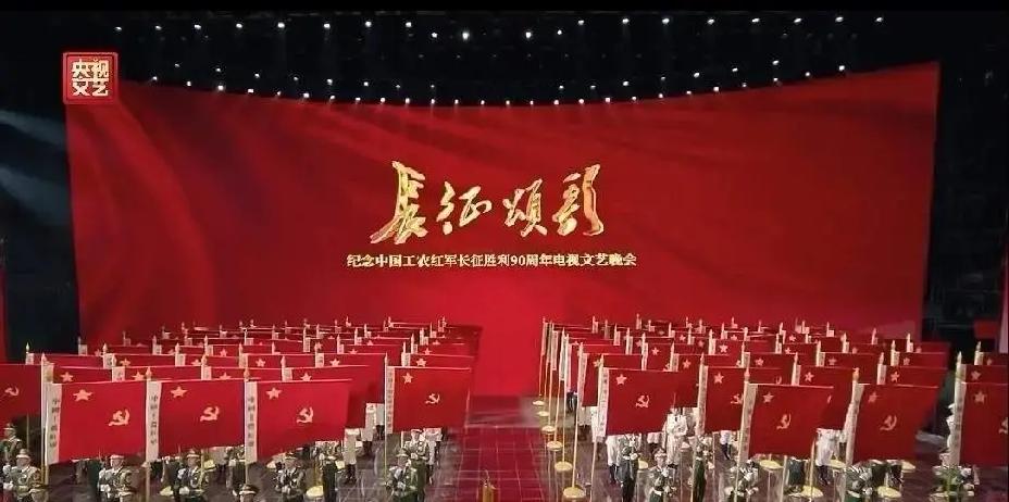 影视圈真的缺老人演戏吗？非要把一个听力衰退、几乎说不出完整长句的李雪健再次推到聚光灯下？
很多人在晚会上看到他步履蹒跚的模样，第一反应不是感动，而是揪心和不解。
72岁的人了，抗癌那么多年，咽喉和耳朵早被病痛折腾得不成样子，台词甚至要借助技术处理。网上难免有人嘀咕：放过老人家吧，安享晚年不好吗，