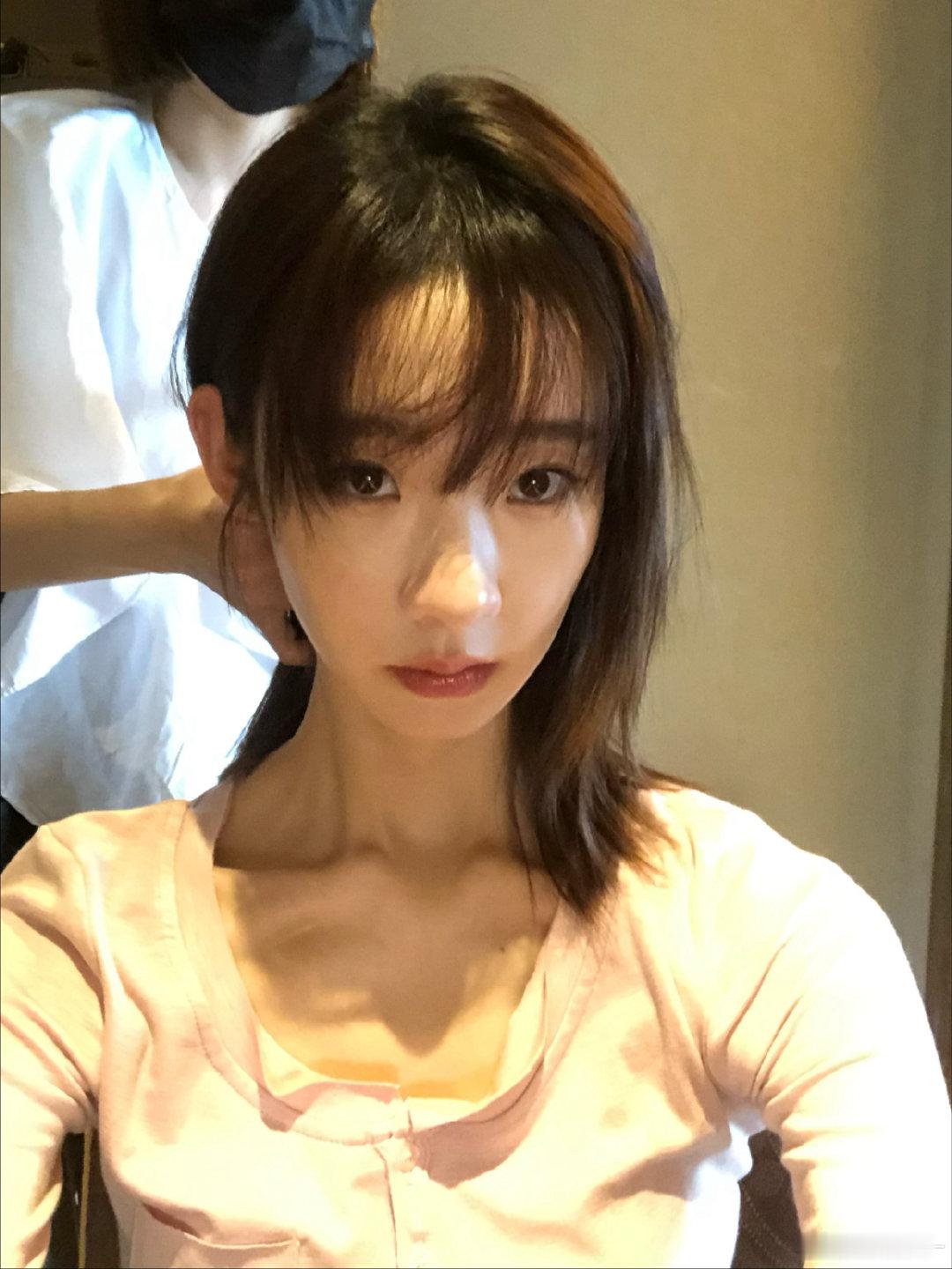 #张艺凡[超话]# 爱上姐姐当然是姐姐负责喽#张艺凡##张艺凡电影活久久##青年演员张艺凡# ​