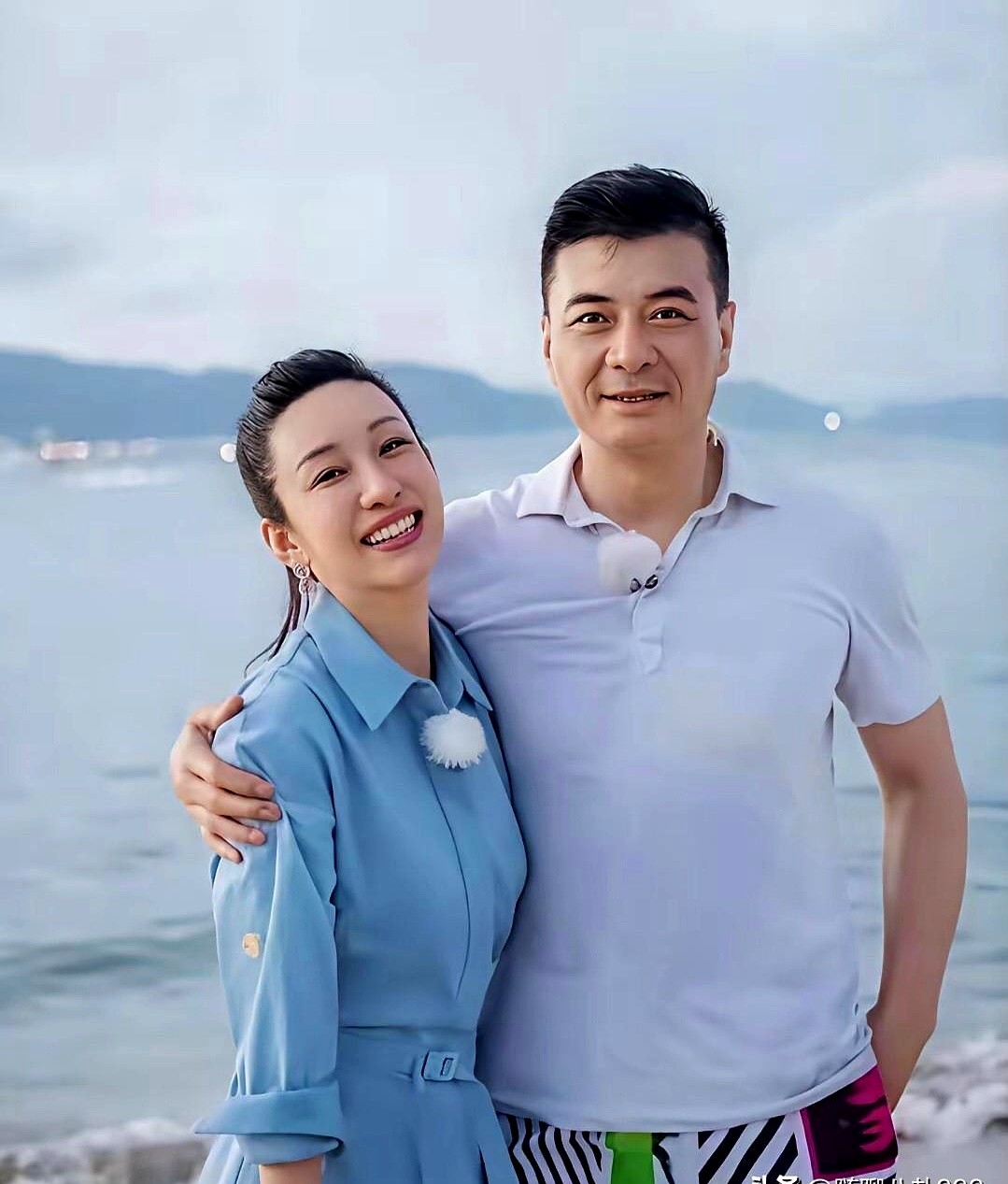 嫁给王新军这么多年，秦海璐这状态真让人服气。

脸上没皱纹，头发浓密，整个人气质比以前更舒展，笑起来全是踏实。女人过得幸不幸，脸上骗不了人。

秦海璐作品一部接一部，演技早被观众夸透了，拿奖拿到手软。倒是她老公王新军，戏演得真不少，但大家平时看得相对少。单论业务能力，王新军的演技到底能不能压过他老婆
