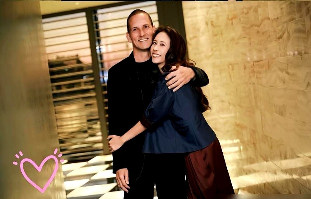 和初恋分手20多年后重逢结婚，15年没生娃，莫文蔚硬是把三个继子女熬成了自己人。

她这后妈当得通透：不过界，不抢戏，该出钱出钱，该闭嘴闭嘴。德国老头Johannes是她初恋，两人兜兜转转绕了一大圈才重新碰上。事实证明，婚姻真不靠血缘捆绑，靠的是先把自个儿活明白。

这边家庭和睦，那边事业一点没落下