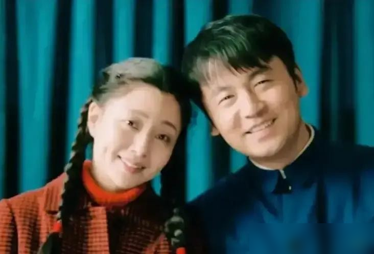 殷桃公开说，跟雷佳音对戏，胃先紧起来，喘不上气，那股压迫感直往骨头缝里钻。
《人世间》里最狠的一场哭戏，殷桃红着眼眶死盯着对方，不嚎，不掉泪。雷佳音嘴角抽搐，手没地方放，眼里全是泪。
导演说雷佳音开机前爱装糊涂，一喊开始，台词倒背如流。他演戏不提前设计，全在现场给你惊喜。殷桃较真，半夜给编剧发语