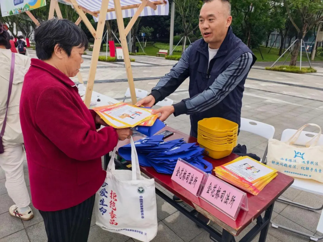 #九五普法动态# 【骑遇成都 文明接力】为深化法治社区建设，弘扬文明新风，近期，成都市武侯区金花桥司法所组织辖区志愿者走进天府芙蓉园，开展“骑遇成都，文明接力”主题法治宣传进社区活动，特邀成都正言律师事务所律师提供现场法律咨询服务。

本次活动设置你比我猜、法律判对错、法治趣问答等环节 ​