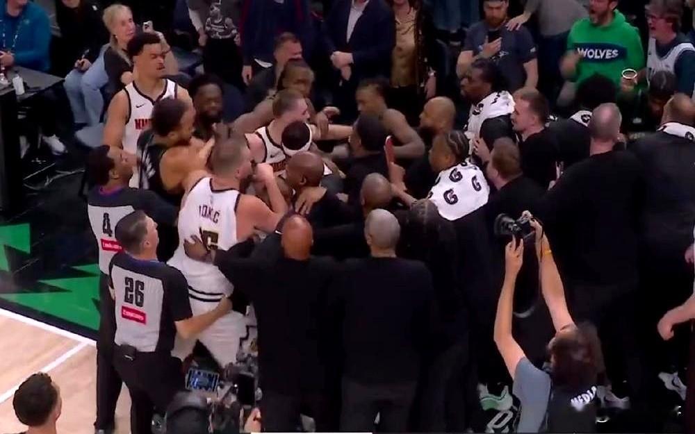 NBA季后赛这事儿，核心冲进人群推人，最后罚款5万了事。    掘金的...