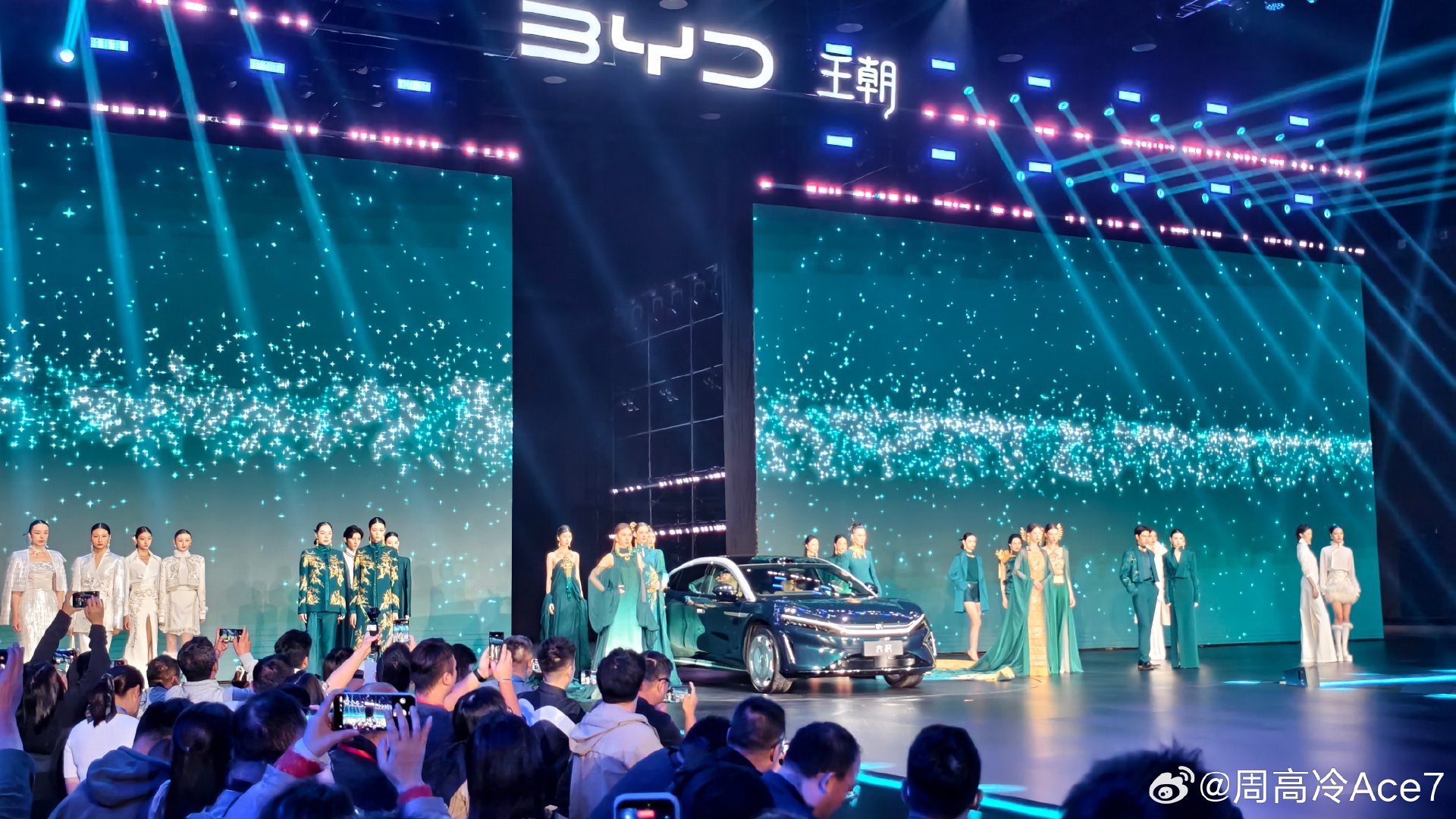 比亚迪大汉这次发布会也来了场高定走秀

不得不说比某些小里小气的品牌的“自嗨”高定可大气多了 ​