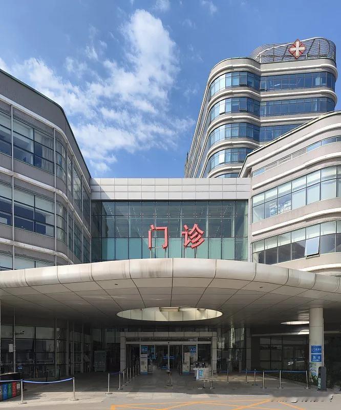 产妇刨宫产身亡

---

刷到这条新闻时，手边的水杯差点没拿稳。45岁，重度子痫前期、妊娠糖尿病、子宫肌瘤……每一个词都像重锤，敲在我这个同样挨过两次剖宫产刀口的人心上。评论区里市级专家说“无过错”，省级专家却挑出瑕疵，而网友那句“赔偿的钱老公还能再娶”更是刺得人生疼——我们拼了命生下的孩子，难道