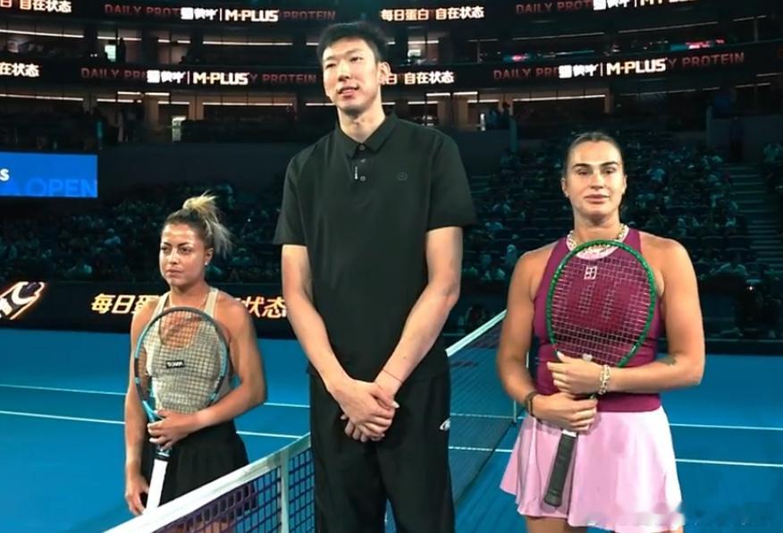 🎾强势开门红！#萨巴伦卡2‑0横扫扎拉祖阿 时隔两年重返中网进32强#
中网女单第二轮，赛会2号种子、世界第二萨巴伦卡时隔两年重回钻石球场，迎战墨西哥选手扎拉祖阿。本场赛前周琦担任挑边嘉宾，全场比赛仅仅耗时62分钟，萨巴伦卡以6‑1、6‑3直落两盘零封对手，顺利闯入女单32强，拿下本届中网首胜 ​