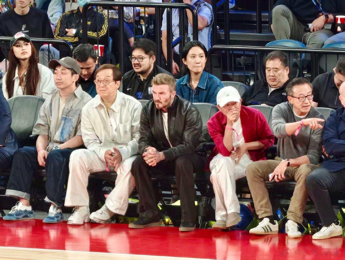 阿里创始人马云现身比赛现场，并与成龙、贝克汉姆、阿里巴巴董事会主席蔡崇信、泡泡玛特创始人王宁等同框观战。 ​