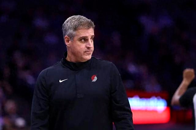 NBA季前赛开拓者110比98击败国王的比赛里，第四节杨瀚森终于获得了登场机会。
 

他打满整个末节，球权不多，5投2中、三分球1中0、罚球1中0，拿到4分6篮板1助攻1盖帽，外加2次失误，场上的正负值却是扎眼的-15。
 

单看正负值，很多人第一反应可能是这年轻人没适应对抗，上去就输分。