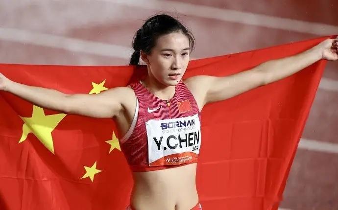 【陈妤颉说200米摘银是教训】“100米金牌是我成年前最好的成年礼，而这次200米银牌是我成年前的……教训。”9月27日，17岁小将陈妤颉以22秒93的成绩，获得爱知·名古屋亚运会女子200米银牌。#陈妤颉200米摘银#

9月25日，她以11秒06破赛会纪录的成绩夺得亚运会女子100米金牌。

200米赛后，小孩姐难掩失 ​