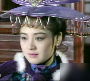 胡斐没选程灵素，多少人到现在还咽不下这口气。
戏里她为他试毒、续命、搭上一辈子，最后死得干干净净。戏外呢，演方展博的刘青云，跟郭蔼明一过就是28年。
这两天又有人撞见他俩，62岁牵着58岁的她，在海港城散步、合影。郭蔼明素颜，瘦了，有点倦，刘青云全程手没松过。住贝沙湾，还坚持丁克。
一个把遗憾
