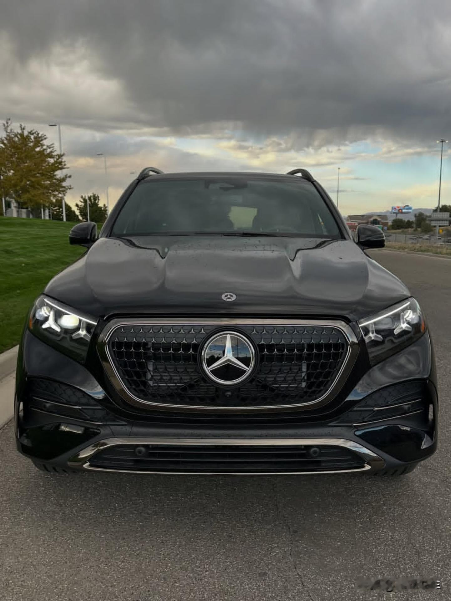 全新奔驰GLE，静态沉浸式看车！
全新换代奔驰GLE350 4MATIC，黑外深灰内饰实拍。
	
▪️动力：2.0T+ISG轻混，255马力/400N·m，9AT变速箱，零百7.3s，4MATIC四驱
▪️尺寸：494120181716mm，5座SUV，后备箱常规620L
▪️外观：三叉星LED大灯