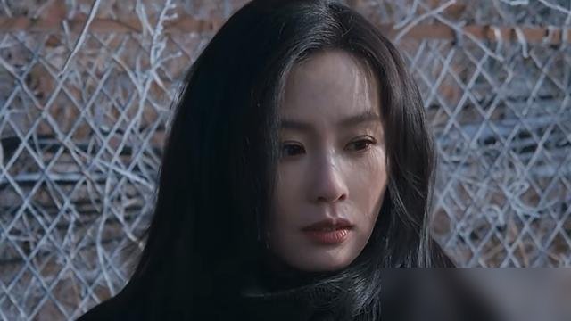 刘诗诗新剧开播，零宣发，两小时热度直接干到20000。隔壁《嫁金钗》铺天盖地买热搜，愣是没压住这部16集的东北悬疑剧。
《醉梦》拍的是啤酒厂旧案，刘诗诗演记者，跟胡先煦的刑警搭伙查案，双时空交错，不搞感情线。取景全在哈尔滨，商业大学、黄房子、花园邨，实景实拍。
有意思的是，开播前一天她还在发手作