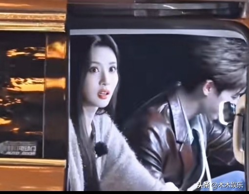 这是我能看的吗！               李昀锐给孟子义撑雨伞，这也太甜蜜了                      这互动氛围轻松很美妙👏  你说是不是呢？                            李昀锐  孟子义 甜美