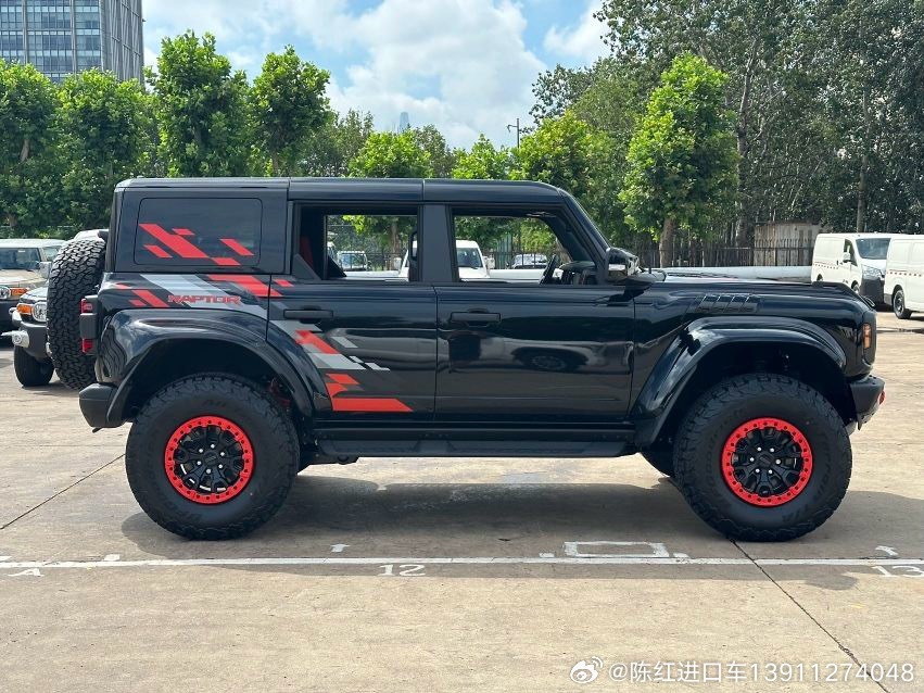 Bronco烈马 26款 3.0T 四门 Raptor猛禽
颜色:黑/蓝。加版
橙包满配+座椅包✅
配置:2026款烈马猛禽 黑蓝满配  
选配：橙色外观包、碳纤维内饰包、真皮座椅包、车身同色硬顶（带漆面）、加强隔音
标配：374A豪华包、车身同色轮眉

配置解析：
374A豪华包（自适应巡航，回避转向辅助，10扬声器B.O音响含低 ​