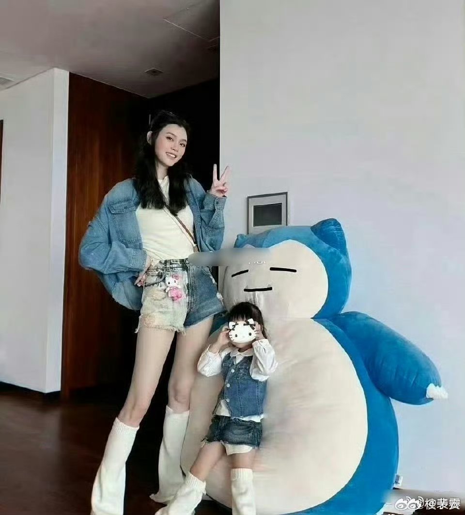 奚梦瑶女儿遗传了她的大长腿诶，也算帮何猷君改善后代基因了[思考] ​​​