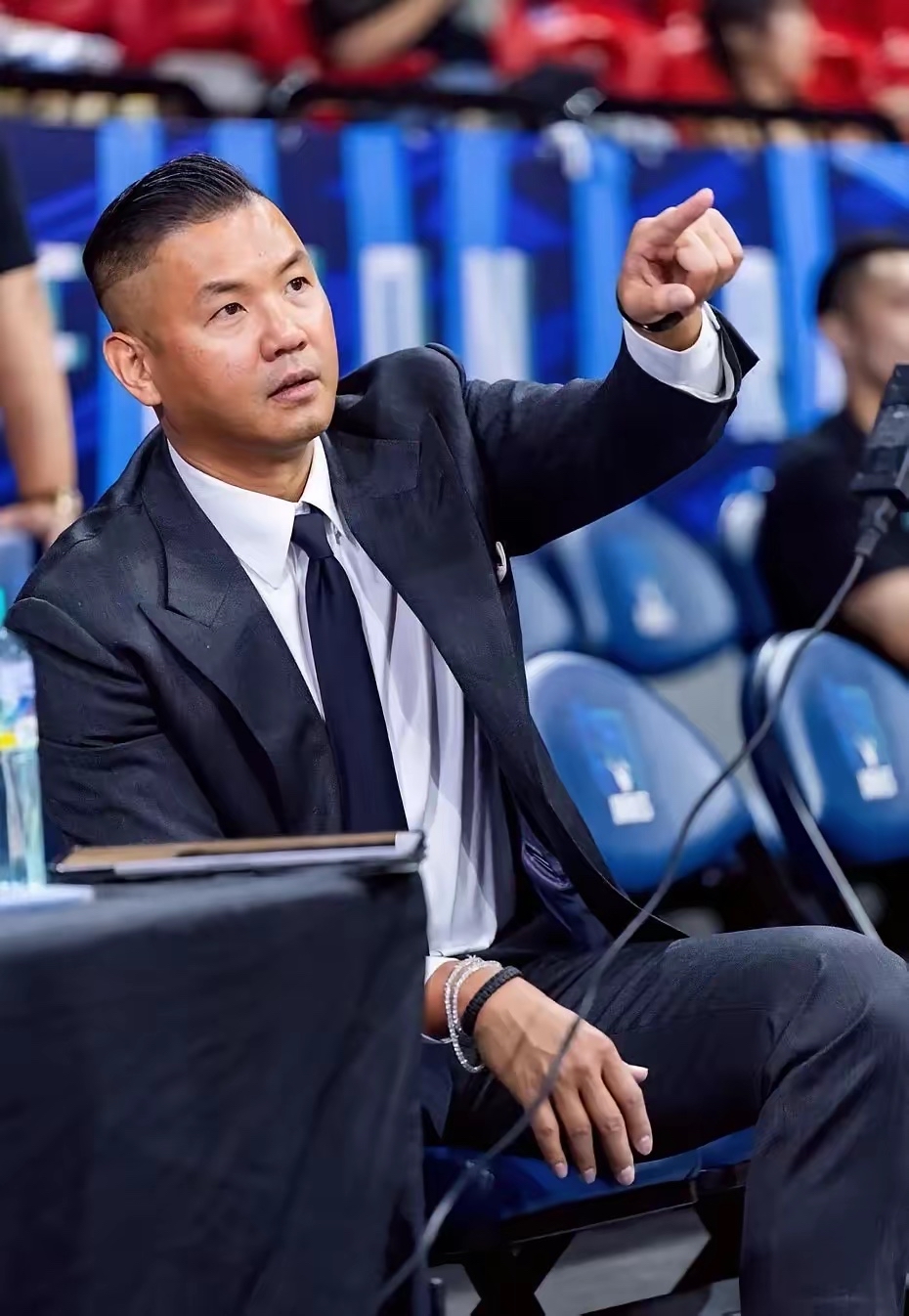 陈建州心梗最吓人的
不是他躺进手术室
是一个滴酒不沾的运动健将，前一天还带娃游泳

前一天他还陪着双胞胎儿子游泳，看着啥事没有。转头在球场边看球，突然胸闷，先吃了胃药、在场边伸展，以为扛扛就过去，结果血管堵到90%，紧急开刀，捡回一条命。

一个天天运动、滴酒不沾的职业运动员，照样心梗，这比什么都吓