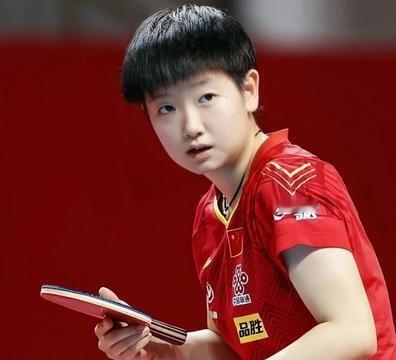 之前还担心国乒女单这届亚运会要丢冠，结果呢？王曼昱直接4:1拿下张本美和，莎莎也4:1赢了早田希娜，两人顺利会师决赛，金银牌全被咱们包了。
说真的，看比赛前确实有点揪心。莎莎打朱芊曦那场4:2，赢得不算轻松；双打又被小将零封，状态难免让人嘀咕。但竞技体育就是这样，过程有起伏，结果才说明问题。
那些“