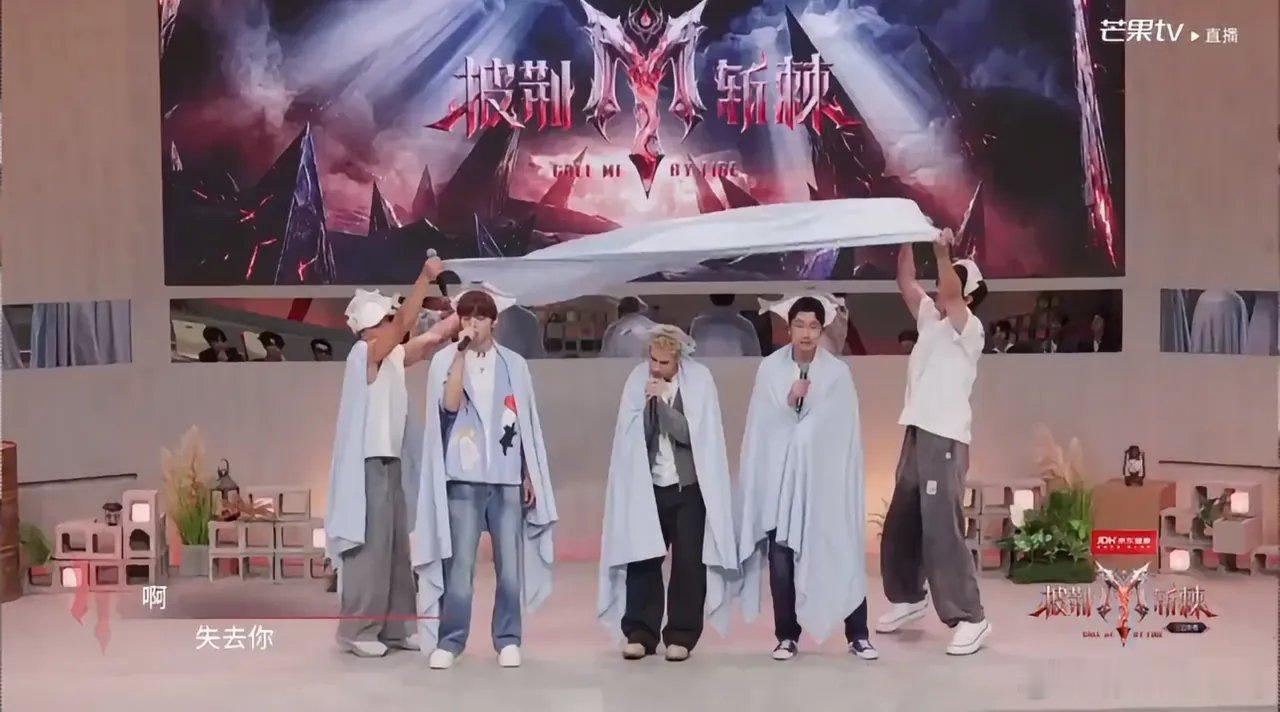 王传君组《默》小考舞台画风抽象，全员裹床单戴鱼头套，悲剧舞台秒变喜剧。满江米卡嗓音惊艳救场，小管发挥稳定，王传君与刘畊宏唱腔短板暴露。 ​