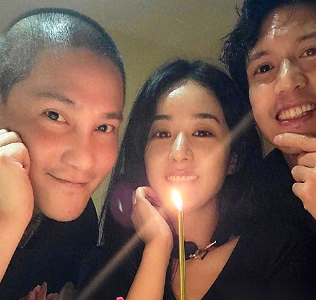 赵丽颖三十九岁生日这天，热搜榜上挂满了她的名字，但公开在网上给她发祝福的圈内大咖，几乎数得出来。
有人看着空荡荡的社交平台互动，直接抛出四个字：人走茶凉。
可同一天，她自己悄悄发了一条视频，画面里没有几十人的庆生派对，也没有摆满桌子的香槟，只有一个戴着帽子的背影，和一碗安安静静的长寿面。
翻看那些公