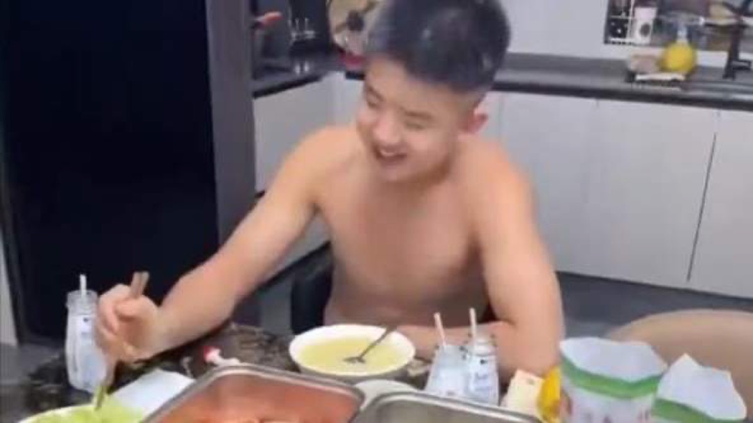 一个女人每天比男人多花三四个小时，这几小时到底在忙什么。

日本那位女首相高市早苗在国会上把这笔账算给大家听了：洗澡、做早饭、收拾碗筷、化妆，加起来比历任男首相多出三四个小时。日本那边议论得挺热闹，有人说她在那么严肃的场合倒苦水不太合适，也有人觉得她说的是实话。

可这话听着不耳生吧。咱们家里头，早