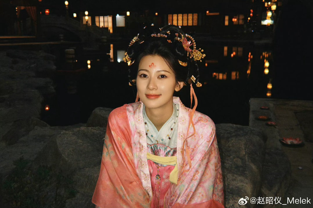 #赵昭仪[超话]#  
严馥之每日角色任务
1️⃣观众喜爱度：
2️⃣🎶作品角色🔥度
3️⃣严馥之角色打芬：
4️⃣酷云：

快来投🎫叭 ​