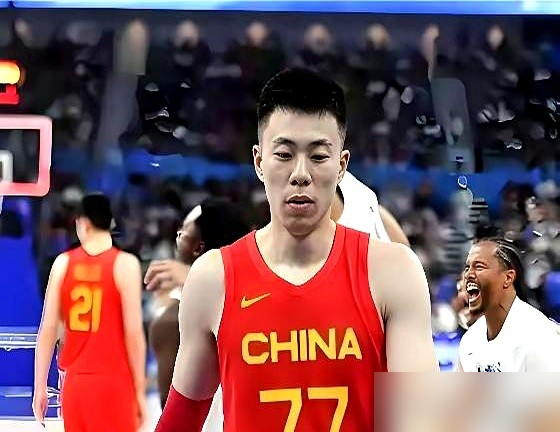 拿两千万美金合同的八村塁回亚洲打球，简直就是来搞单方面屠杀的。
连场爆砍29分、30分，三分命中率飙到75%，正负值直逼+49。
NBA快船队的主力前锋，直接在咱们眼皮底下开启了降维打击。
反观咱们的张镇麟、曾凡博，国内联赛飞天遁地，一遇上这种推土机，横移慢、协防差的短板全暴露了，根本对不上位