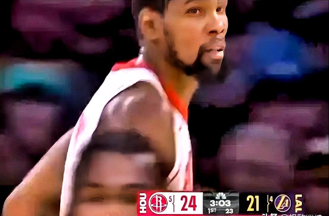 在季后赛的激烈战场上，杜兰特再次展现了他的“死神”本色。 在火湖G2的...