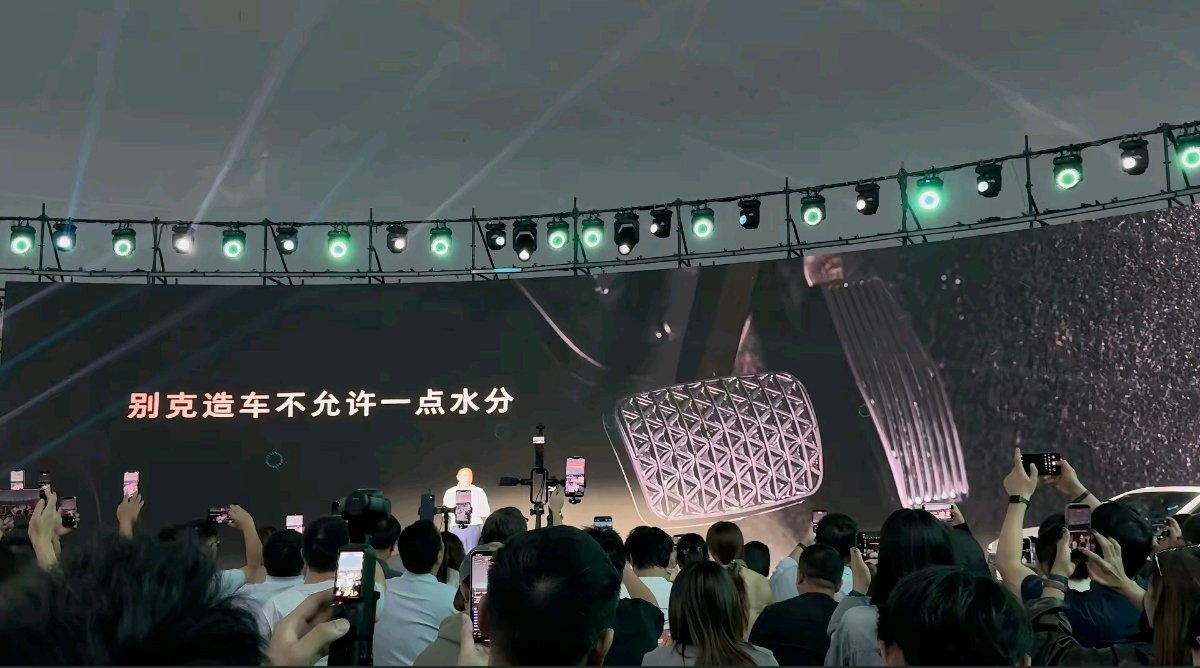 别克发布会上也谈了造车不允许一点水分，放在ppt上了自己的刹车踏板，感觉后面开车企发布会，刹车踏板这一块估计都会当做重点。 ​
