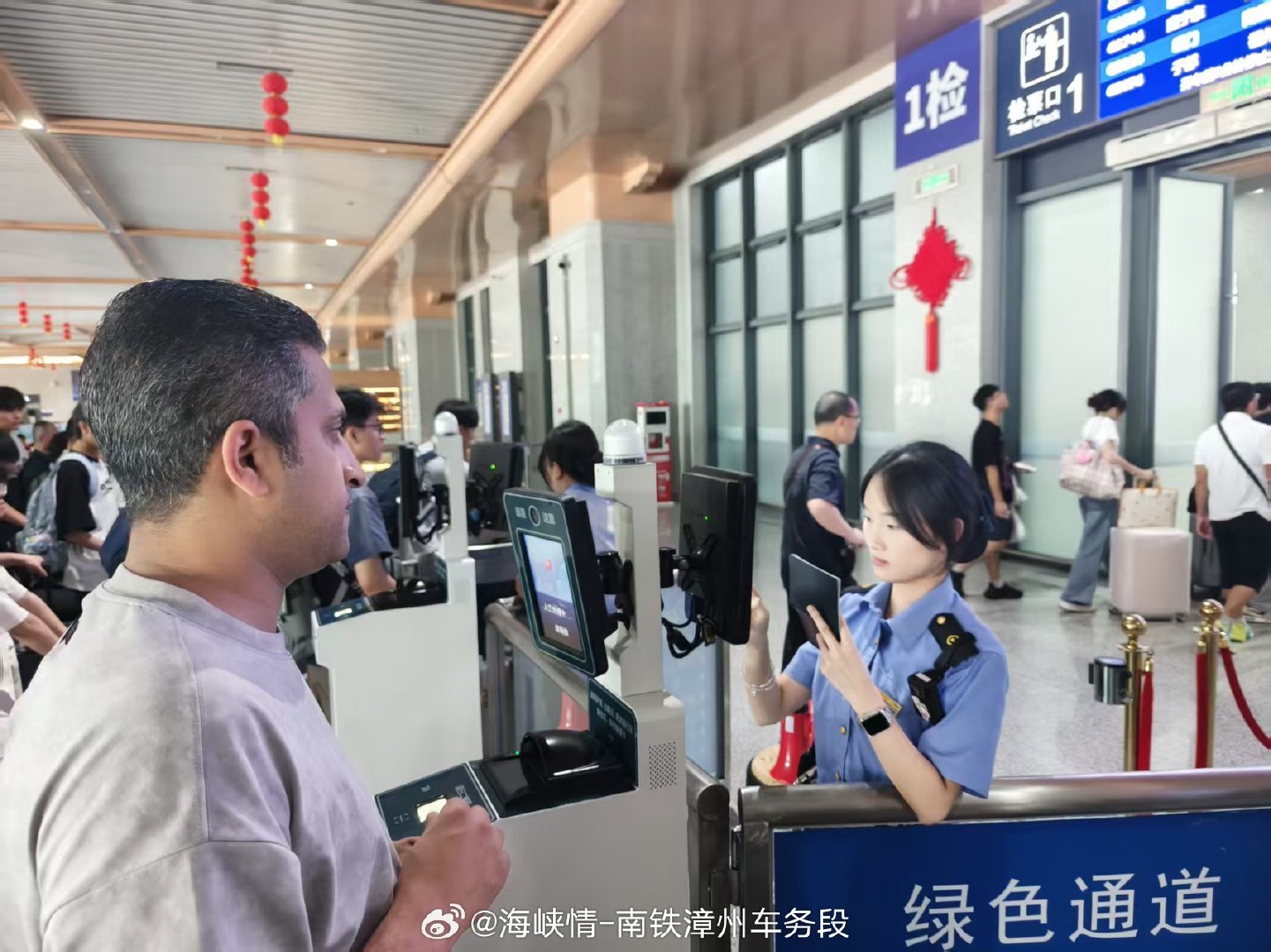 #漳车微视角# 铁路部门温馨提示：如遇验检合一车站乘车时，乘车二维码不能直接用于检票进站。旅客可通过12306 APP申领临时乘车身份证明二维码刷码通行；如持外籍护照等证件无法通过自助闸机检票，请及时联系现场工作人员，我们将竭诚为您提供服务。(文图:郑舟衡) ​