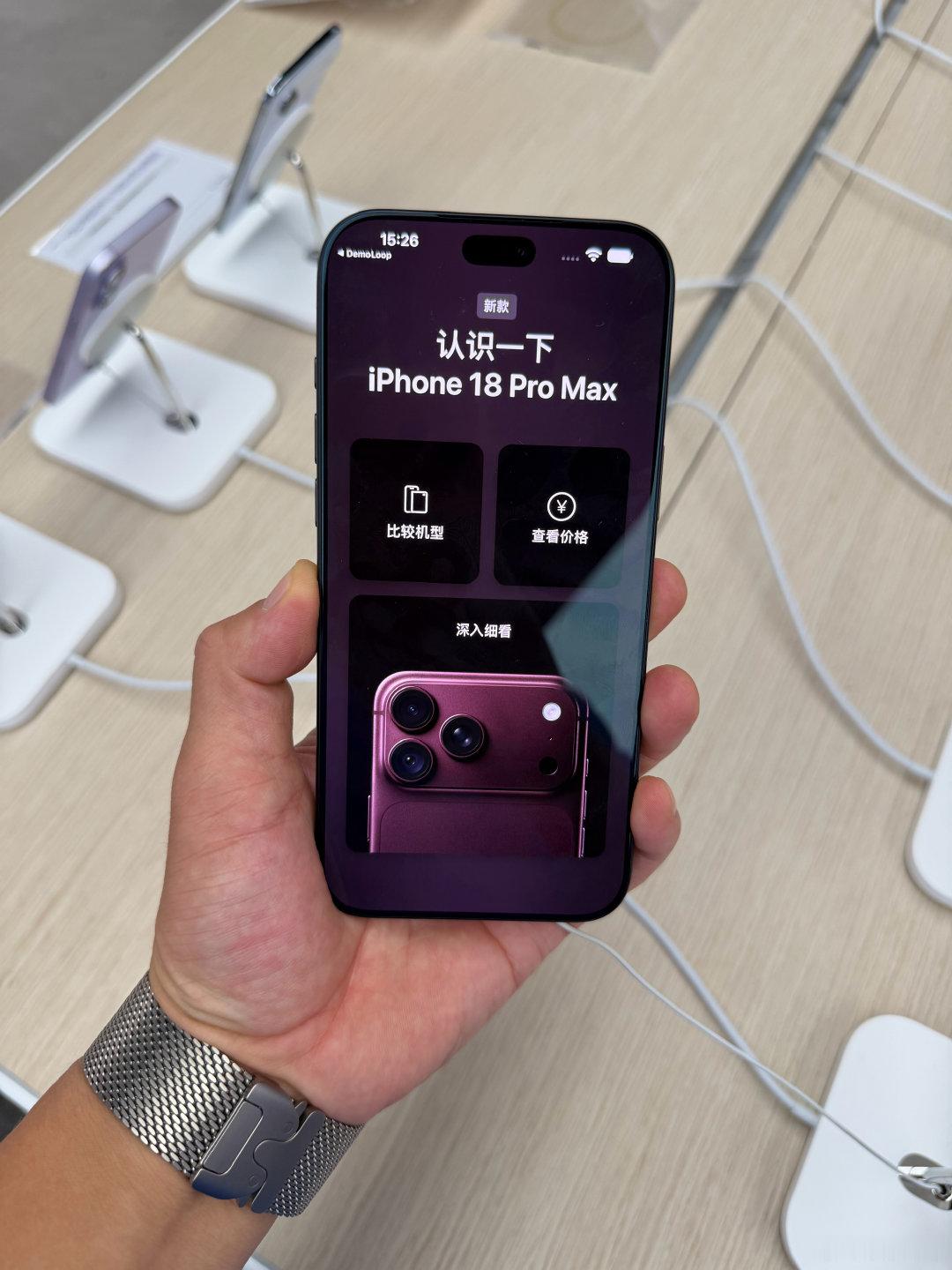 #黄牛称1台iPhone18回收加价500元#
18 PRO到这就有货 
我想要PRO MAX 
因为过去的一年 PRO的电池有点苦恼[苦涩]
颜色我觉得都挺丑啊
而且这指纹
裸机要痛苦死
黑色看着还能勉强
其他颜色真的丑死了

其实我想要白色的 
这几年没买到白色的苹果  ​