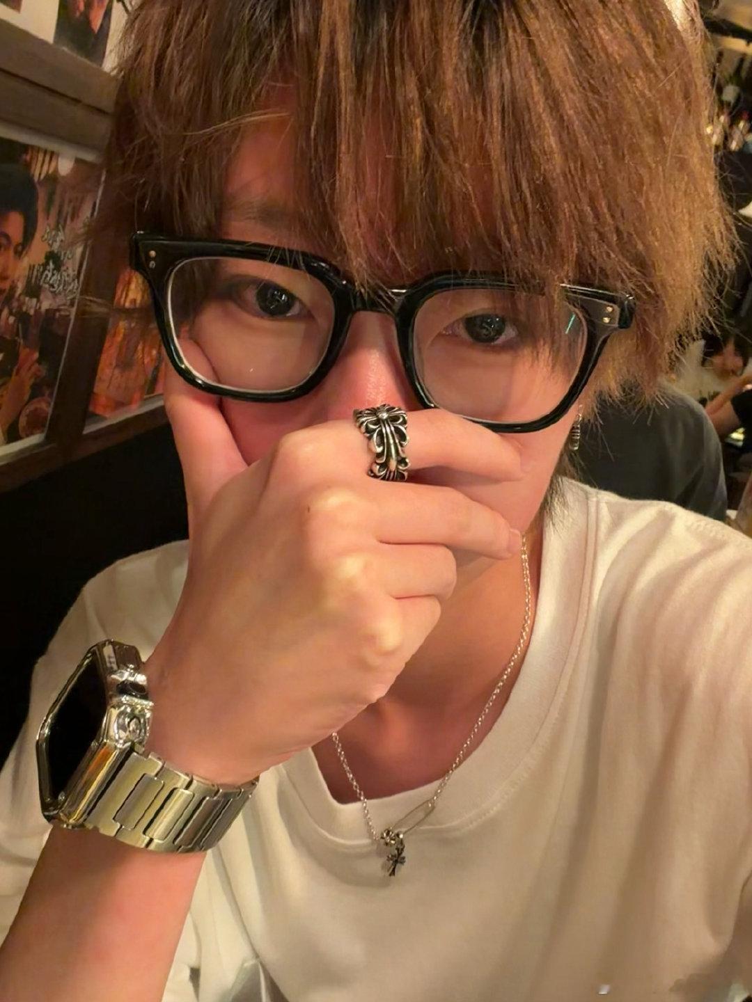 在路边被抓去给停机坪写美团评价的人 ​
