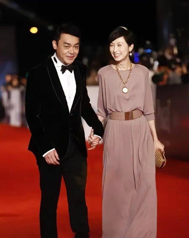 大半夜的，刘青云突然抱着郭蔼明说：“我们离婚吧。”
​郭蔼明当时就懵了，回过神来一看，刘青云眼泪哗哗的。心都快跳出来了，结果递过来的是张诊断书，医生建议别要孩子。
​郭蔼明笑了笑：“不生就不生，我当你的女儿，你宠我。”
​这哪是影帝啊，这就是找了个灵魂伴侣！当年刘青云就是个穷小子， ​