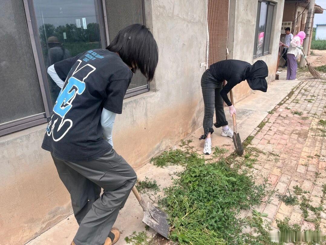 【三同日记丨泥土里的第一课——我们用汗水写下“三同”开篇】  脚下沾满...