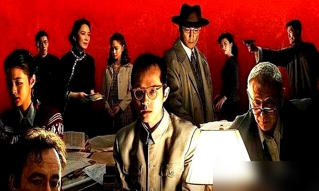 点映干到1个亿，正式上映直接腰斩到3000万，都以为陈思诚这次要翻车了。结果这电影跟嗑药一样，第二天翻倍干到6000万，最后硬生生磨到7个亿。
凭啥？就凭他把张译、李晨、邢佳栋这帮老家伙全拽回来了。当年《士兵突击》那批人，二十年后再同框，演的还是刑警。
陈思诚说他就翻了一本书，讲痕迹专家崔道植的