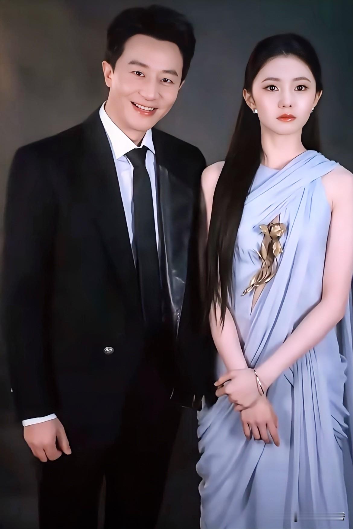 真是“郎才女貌”，他站在刘浩存身旁，没有那种气质上的“违和感”！

说实话这俩人乍一看还挺“般配”的！刘浩存真的好漂亮，不仅会跳舞，长相和气质都是名列前茅！

左边这位年纪不大，但演技特别的稳重老成，在《山海情》里演的太好了，情绪表达和台词处理上都不输张嘉译！而且很帅气，有一张“温润如玉”的脸！