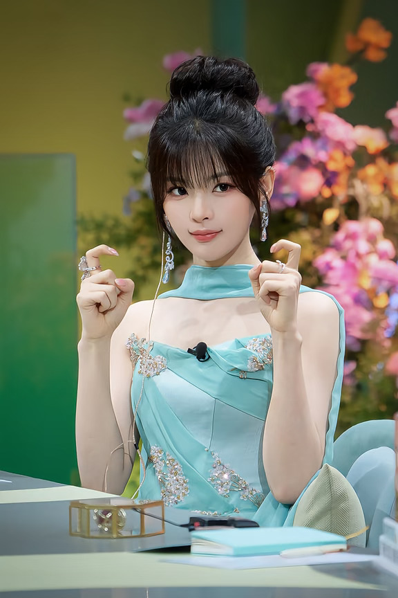 冰川蓝轻盈优雅，高盘发利落位。双手合十、鼓掌互动，小羊 @杨超越 沉浸感拉满，继续锁定#心动的信号9 一起解码其中心动小细节💗#杨超越