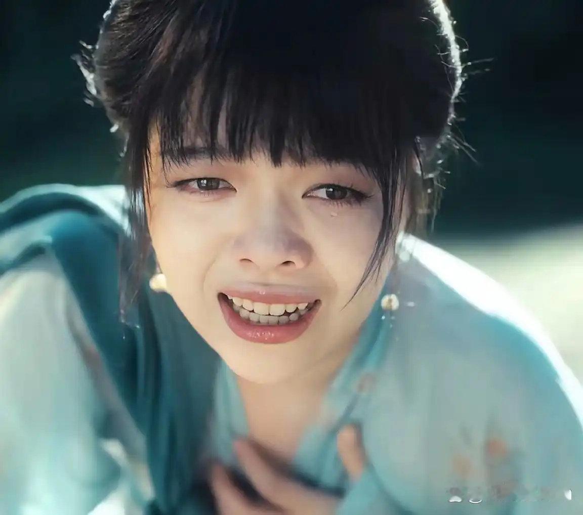 赵露思自家公司签的艺人厚本，早先做网红出身，首部剧《这个冷宫不太冷》预告一放，形象跟以前反差不小。这剧赵露思是投资方，自己当老板带人，对旗下演员挺舍得给资源。 ​