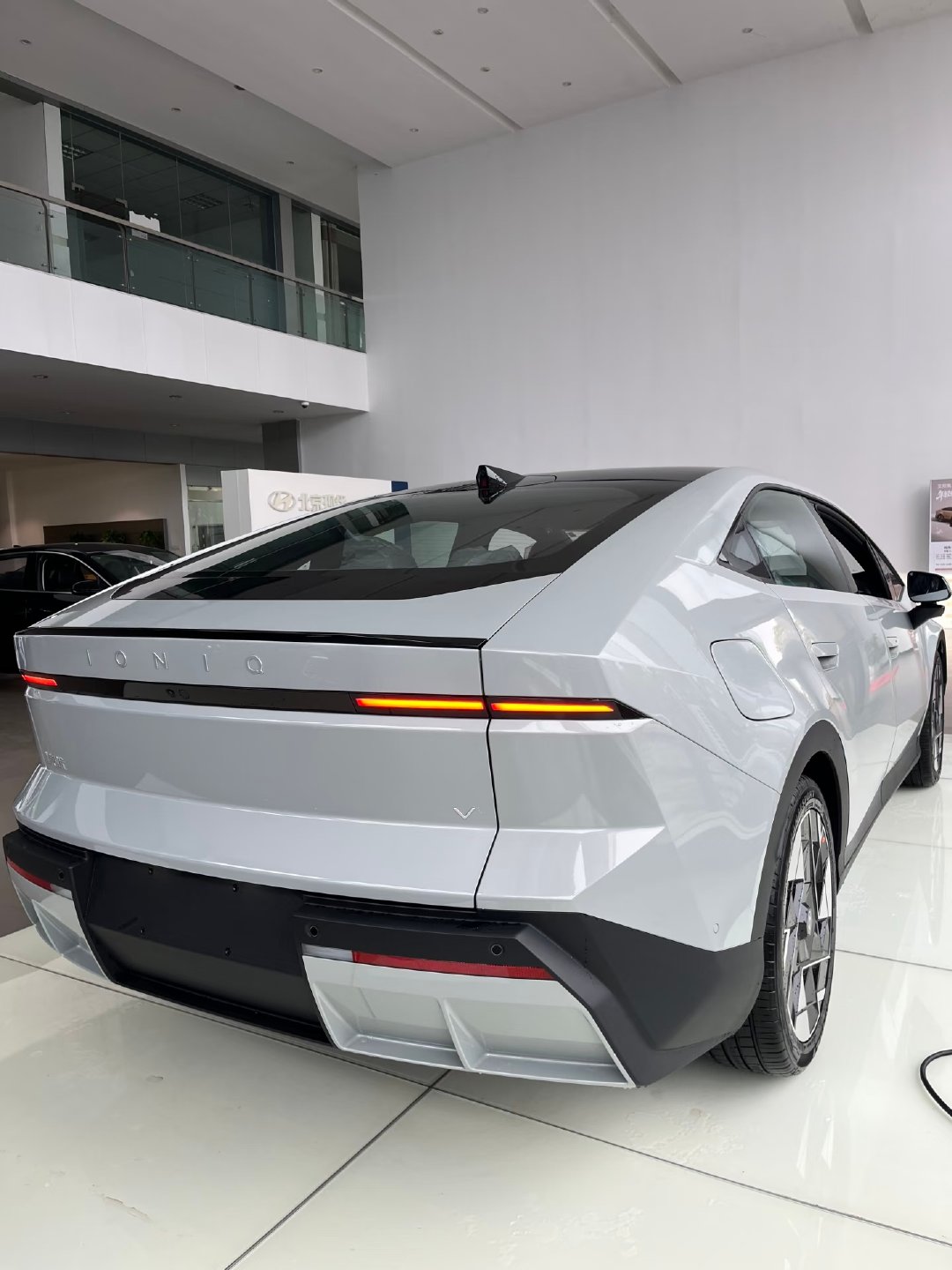 艾尼氪V上市，9.99万起。车长4.9米，轴距2.9米，纯电，续航540/650km，800V平台，8295芯片，高配还有Momenta辅助驾驶。

价格、尺寸、配置，该给的基本都给了。

但问题来了，哪怕这些硬件你都满意，这个造型，你能接受吗？ ​